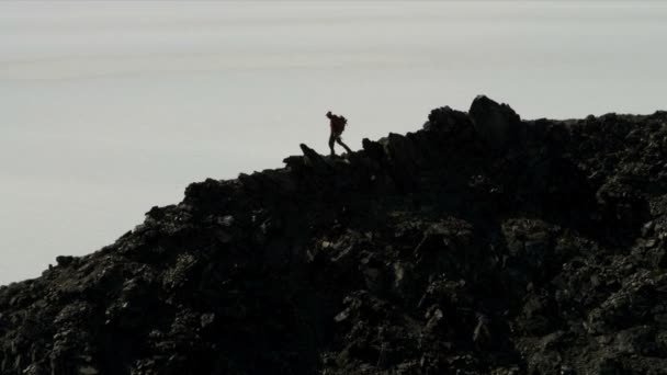 Escalador caminando en la cordillera de Chugach — Vídeo de stock