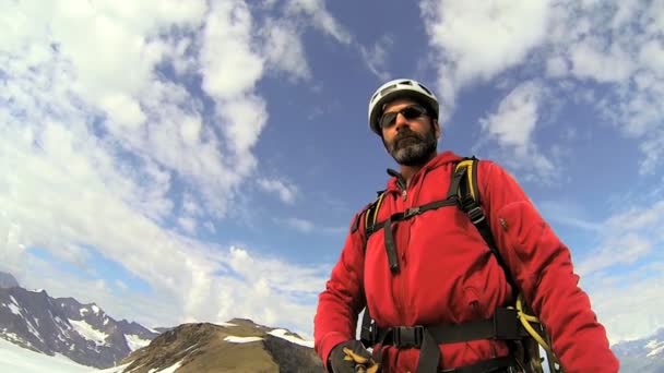 Альпініст зйомках його досягнення — стокове відео