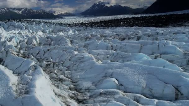 Luchtfoto van naturen knik gletsjer en spelonken voeden de knik rivier die cook inlet nr anchorage alaska, usa uitmondt geschoten op het rode epos — Stockvideo