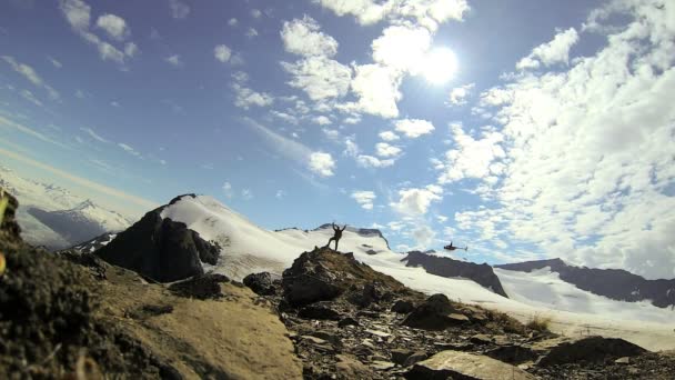 Vrtulník a horolezec v divočině Aljašky — Stock video