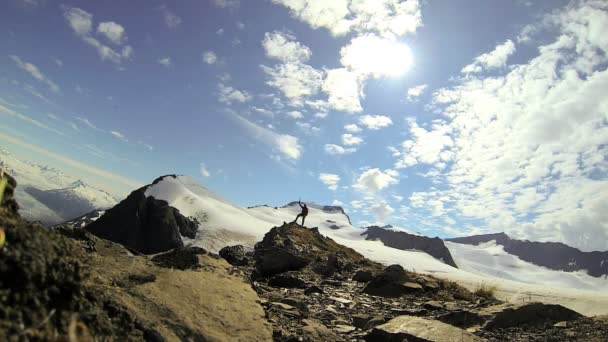 Osamělý triumfální horolezec — Stock video