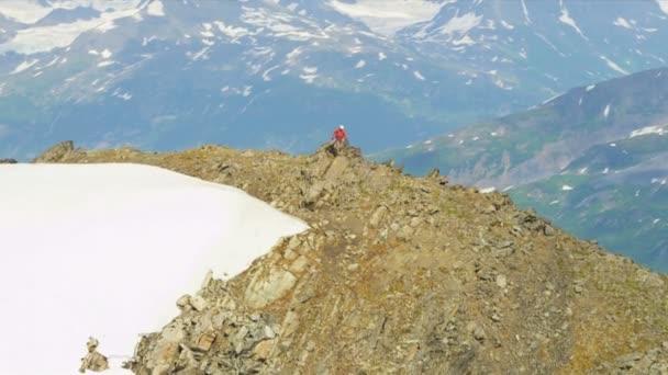 Bergsteiger erreicht seinen Ehrgeizgipfel — Stockvideo
