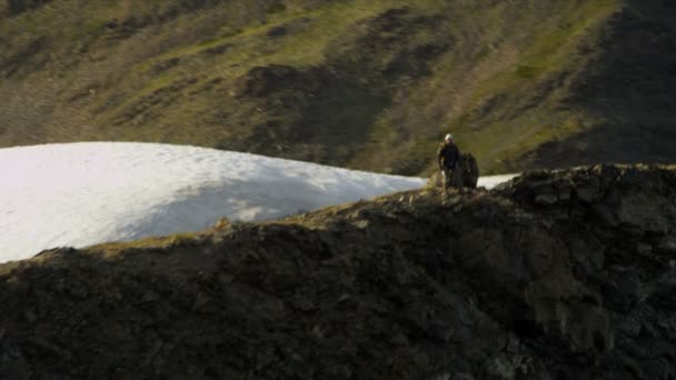 Bergsteiger erreicht Erfolg hoch oben in den Chukach-Bergen — Stockvideo