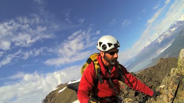 Bergbeklimmer manoeuvreren met video camera — Stockvideo