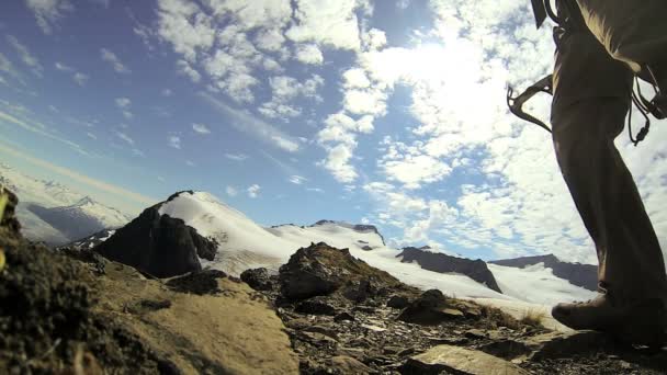 Montañero preparándose para la cresta — Vídeo de stock