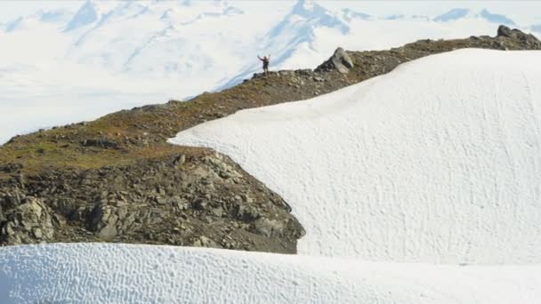 Klättrare på avlägsen vildmark, alaska — Stockvideo