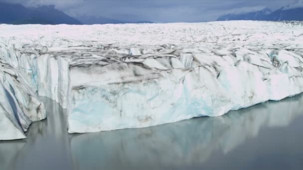 Vista aérea del glaciar de hielo cubierto de morrena, Alaska, región ártica, EE.UU. — Vídeo de stock