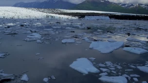 Luchtfoto ijs plank knik gletsjer voeden de knik rivier voortdurend in beweging onder eigen zwaartekracht poolcirkel, alaska, usa geschoten op het rode epos — Stockvideo