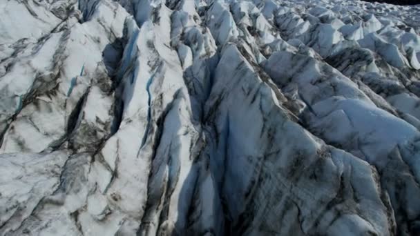 Glaciar glaciar de vista aérea en constante movimiento bajo su propia gravedad formando morrena y grietas azules Región Ártica, Hemisferio Norte disparado sobre EPIC ROJO — Vídeo de stock