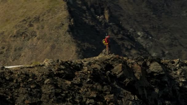 Klimmer verwezenlijking van zijn ambities, alaska — Stockvideo