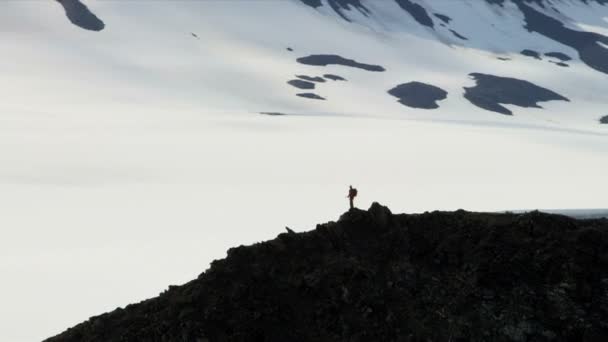 Escalador en remoto desierto Mountain Peak — Vídeo de stock