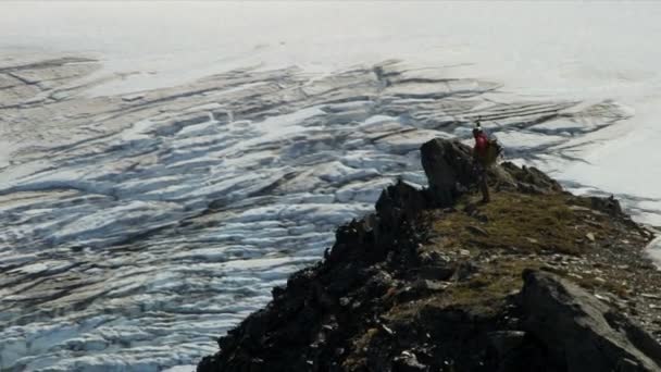 Escalador em deserto remoto, Alasca — Vídeo de Stock