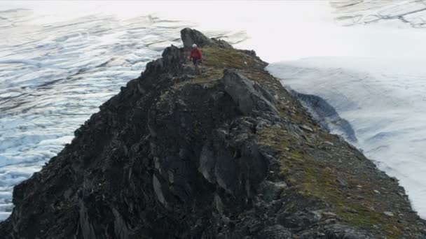 Bergbeklimmer wandelen, alaska — Stockvideo