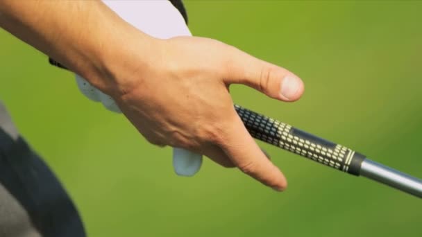 Hombre caucásico profesional golfista teeing off al inicio de juego de golf anuncio comercial con múltiples clips — Vídeos de Stock