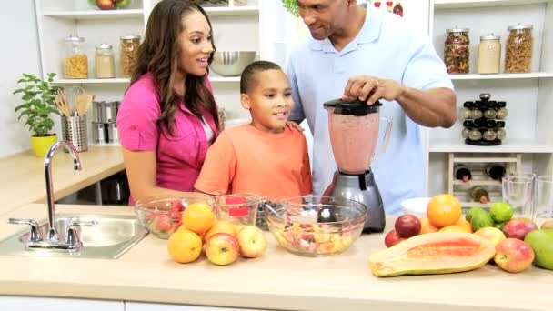 Família fazendo suco na cozinha — Vídeo de Stock