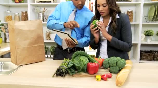 Business çift mutfak tablet ile hazırlanmasında — Stok video