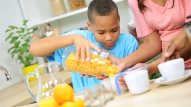 La famiglia fa colazione in cucina — Video Stock