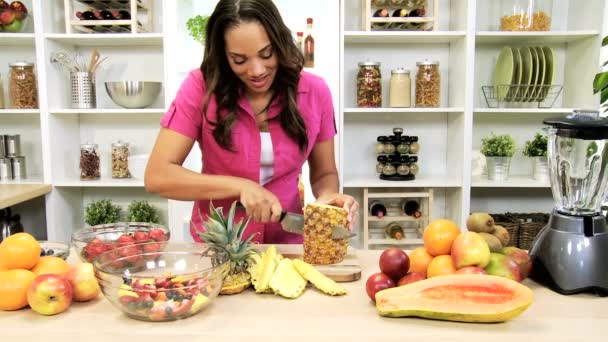 Mujer cocina en la cocina — Vídeo de stock