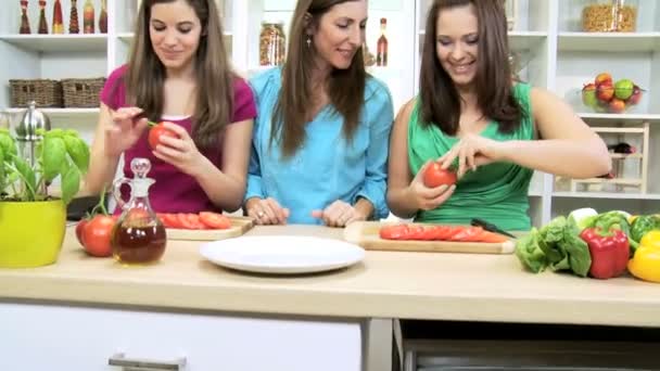 Adolescentes niñas en casa cocina ayudar a su mamá — Vídeos de Stock