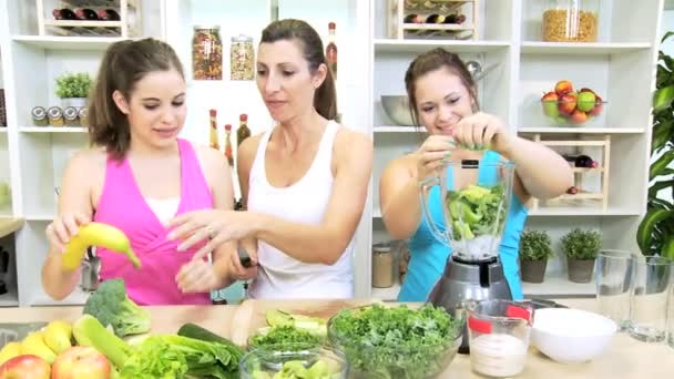Meninas adolescentes fazendo suco de legumes — Vídeo de Stock