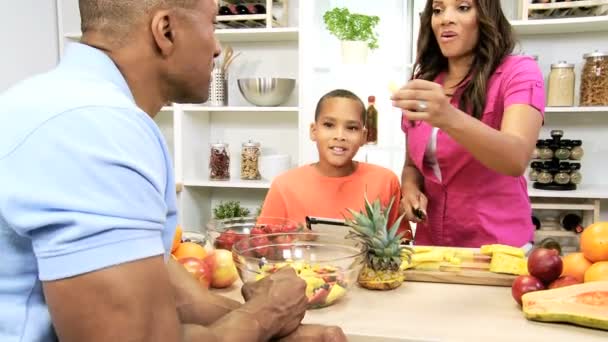 Familjen kockar i köket med tablett — Stockvideo