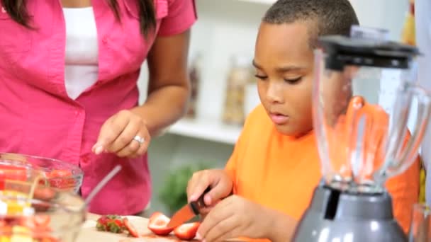 Familia en la cocina preparando con una tableta — Vídeos de Stock