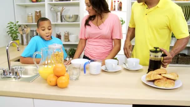 Cozinha familiar na cozinha — Vídeo de Stock