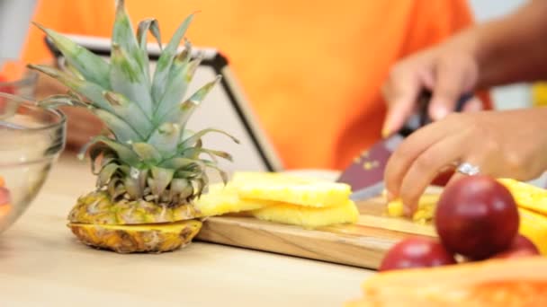 Famille dans la cuisine préparant avec une tablette — Video