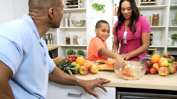 Familie kocht in der Küche — Stockvideo