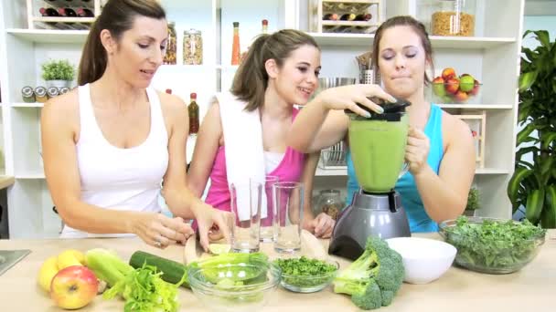 Adolescentes niñas haciendo jugo de verduras — Vídeos de Stock