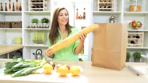 Mulher caucasiana verificando legumes de frutas frescas saborosas pão — Vídeo de Stock