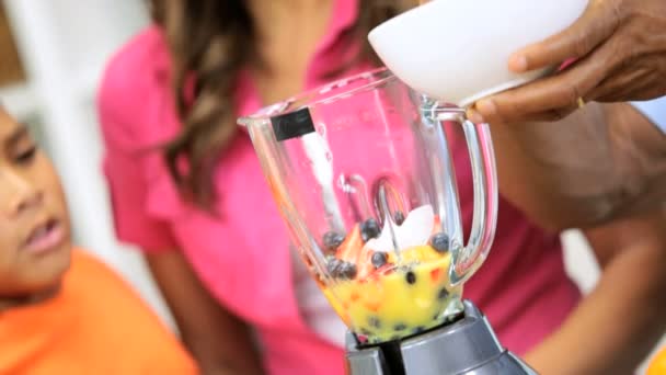 La famille prépare un smoothie dans la cuisine — Video