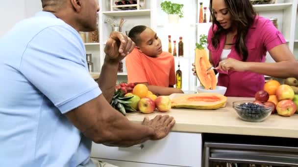 台所で家族の料理 — ストック動画