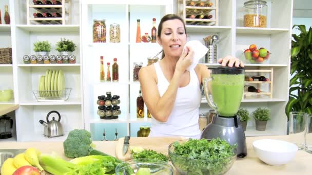 Fille faisant du jus de légumes — Video