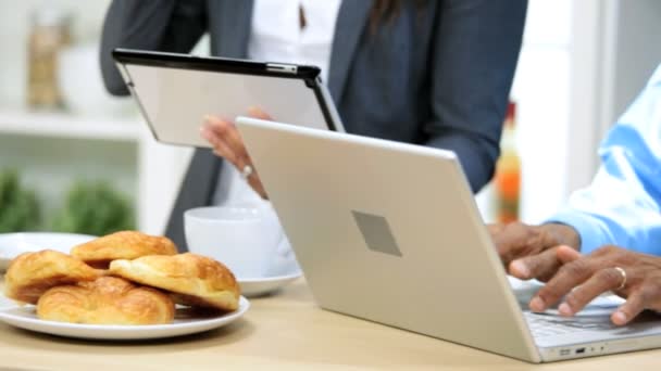 Casal tomar café da manhã e usando laptop e tablet na cozinha — Vídeo de Stock