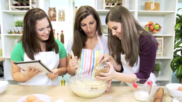 Mulheres trabalhando juntas no balcão da cozinha em casa — Vídeo de Stock