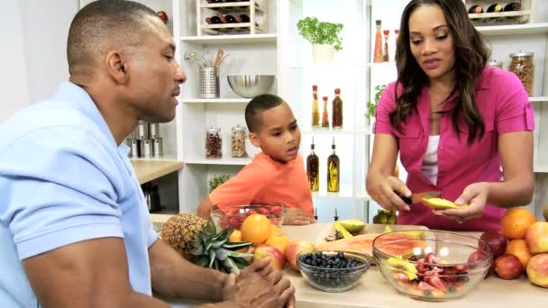 Familie koks in de keuken — Stockvideo