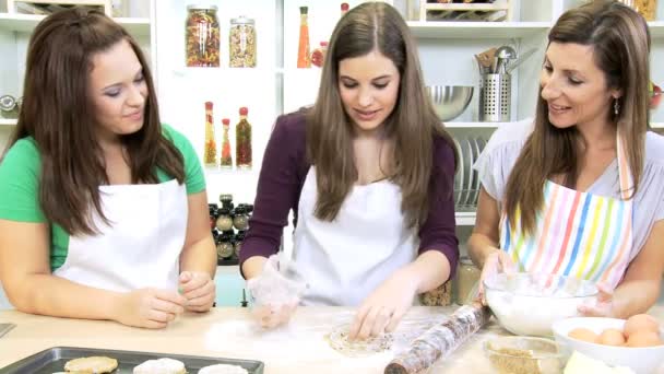 Adolescente meninas fazendo biscoitos caseiros — Vídeo de Stock