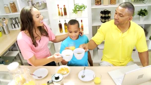 Семейные повара на кухне с ноутбуком — стоковое видео
