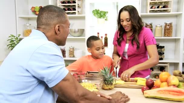 Familie kookt in de keuken met Tablet PC — Stockvideo