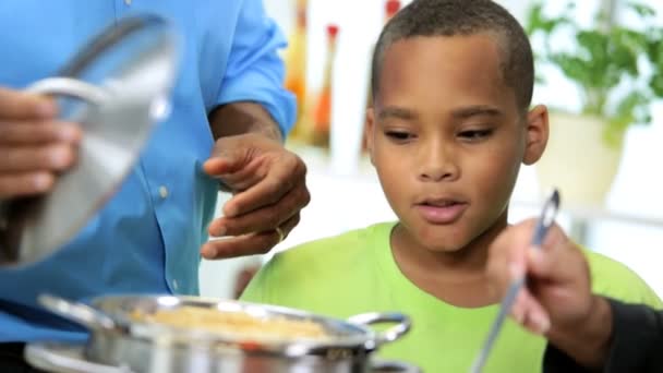 年轻的非洲裔美国商界对夫妇的儿子家用厨房 — 图库视频影像