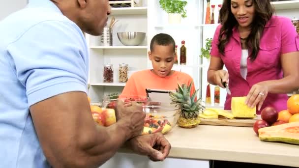 Family cooks in the kitchen with tablet — Stock Video