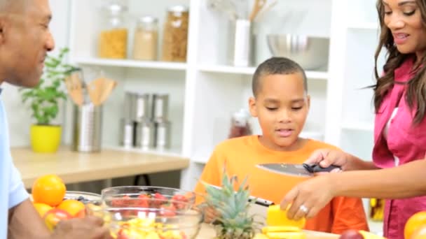 Familie in de voorbereiding van de keuken met een tablet — Stockvideo