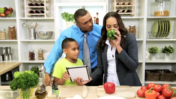 Aile tablet ile mutfakta aşçılar — Stok video