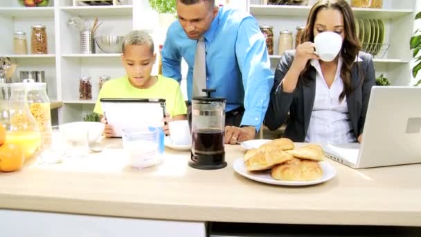 Familjen i köket förbereder med tabletten och laptop — Stockvideo