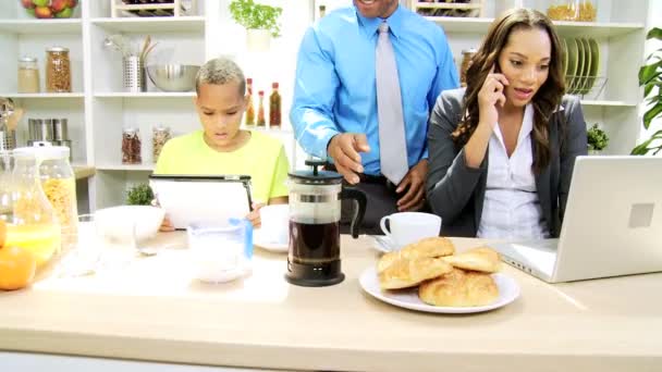 Семья на кухне готовит с планшетом и ноутбуком — стоковое видео