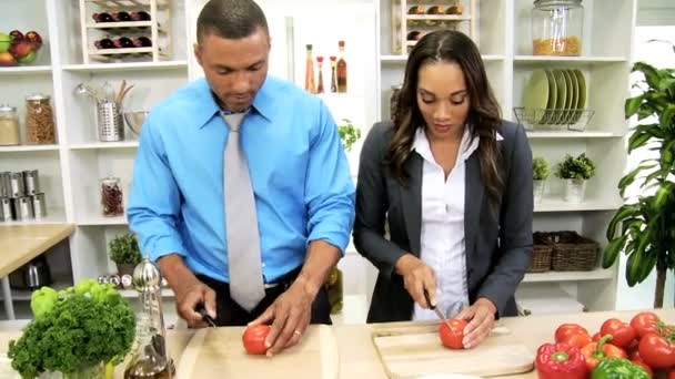 Pareja de negocios en la cocina preparando — Vídeo de stock