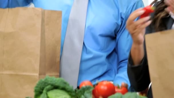 Negocio afroamericano Pareja Desembalaje Compras de verduras frescas — Vídeos de Stock
