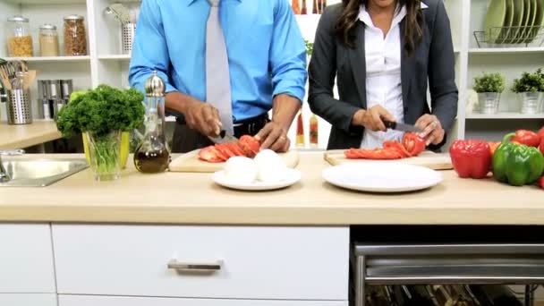 Casal de negócios na cozinha preparando — Vídeo de Stock