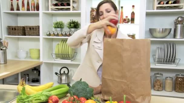 Bonita mujer de negocios caucásica volviendo a casa cocina de lujo — Vídeos de Stock